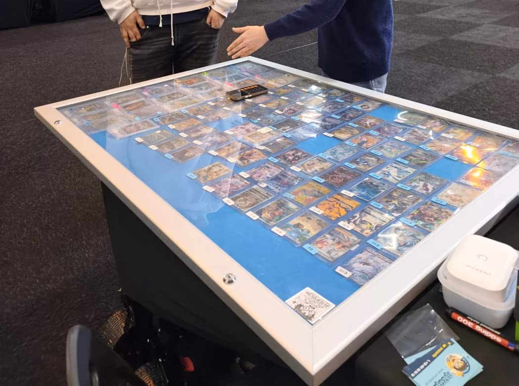 Honderden Pokémon singles uitgespreid op onze beurstafel
